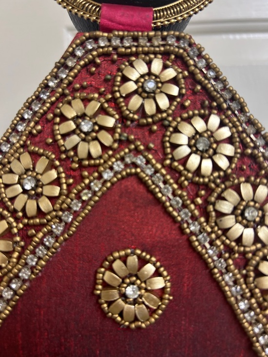 Purse reddish burnt with gold bead design, Very unique design with a gold handle - Picture 3 of 7